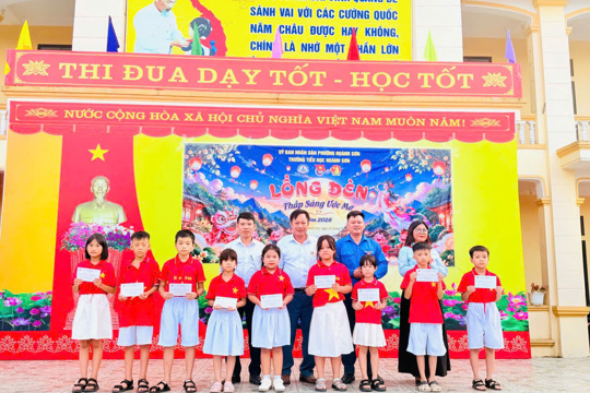 Ủy ban MTTQ phường Hoành Sơn trao 40 suất học bổng cho học sinh có hoàn cảnh khó khăn.