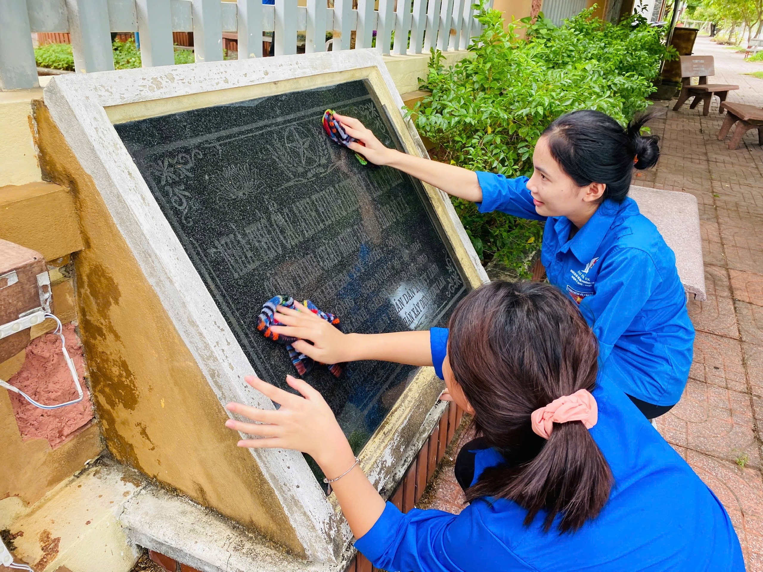 MTTQ và các tổ chức chính trị – xã hội phường Hoành Sơn ra quân chỉnh trang các công trình ghi công liệt sĩ