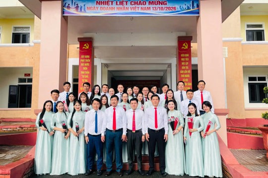 Cơ quan HĐND và UBND phường Hoành Sơn Gặp mặt chúc mừng Ngày Phụ nữ Việt Nam 20/10