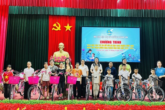 Phụ nữ Hoành Sơn lan tỏa yêu thương, tiếp sức học sinh khó khăn đến trường