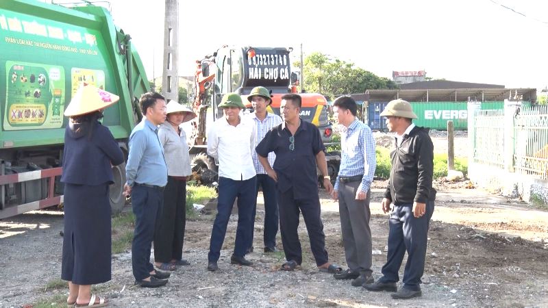Trung tâm Dịch vụ tổng hợp phường Hoành Sơn phối hợp với UBND phường và các phòng ban tổ chức ra quân giải tỏa hành lang giao thông tại khu vực chợ Ba Đồng.