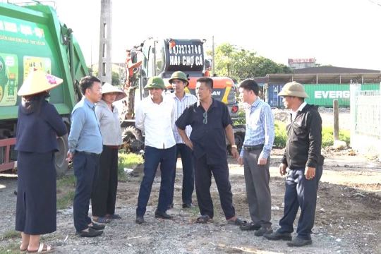 Trung tâm Dịch vụ tổng hợp phường Hoành Sơn phối hợp với UBND phường và các phòng ban tổ chức ra quân giải tỏa hành lang giao thông tại khu vực chợ Ba Đồng.