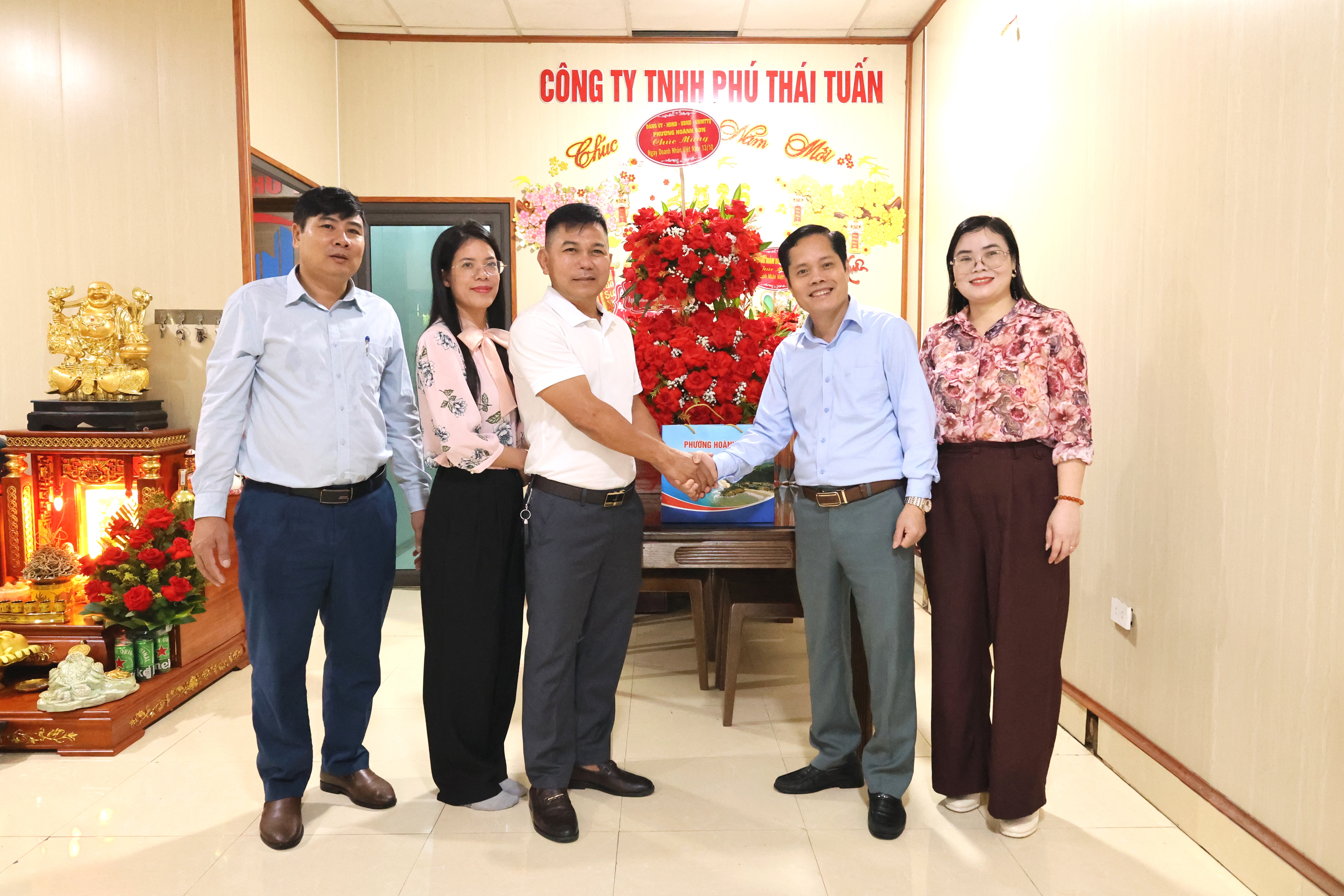 Lãnh đạo phường Hoành Sơn tặng hoa chúc mừng Doanh nghiệp nhân ngày Doanh nhân 13/10