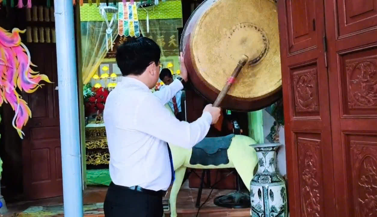c đánh trống.jpg
