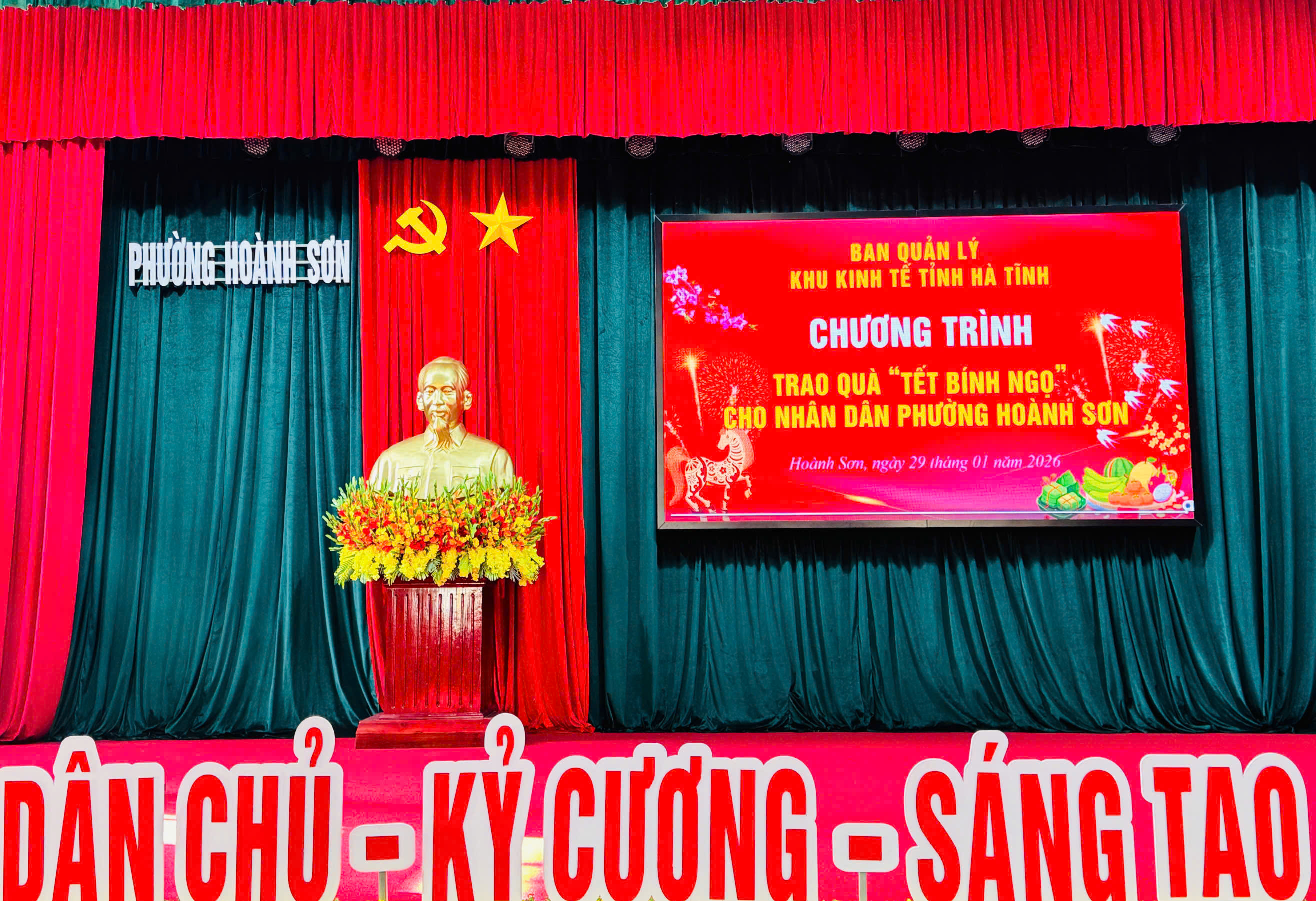 Ban Quản lý Khu Kinh tế tỉnh trao tặng 100 suất quà Tết cho các hộ gia đình khó khăn trên địa bàn phường