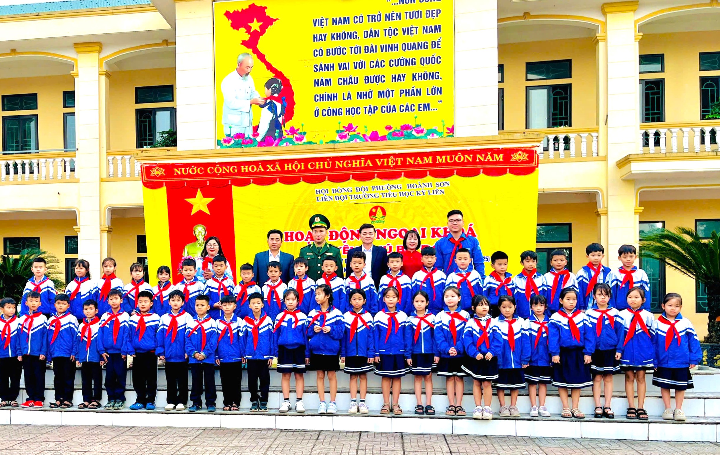 LIÊN ĐỘI TRƯỜNG TIỂU HỌC KỲ LIÊN TỔ CHỨC HOẠT ĐỘNG NGOẠI KHÓA “EM YÊU CHÚ BỘ ĐỘI” VÀ LỄ "KẾT NẠP ĐỘI VIÊN MỚI"