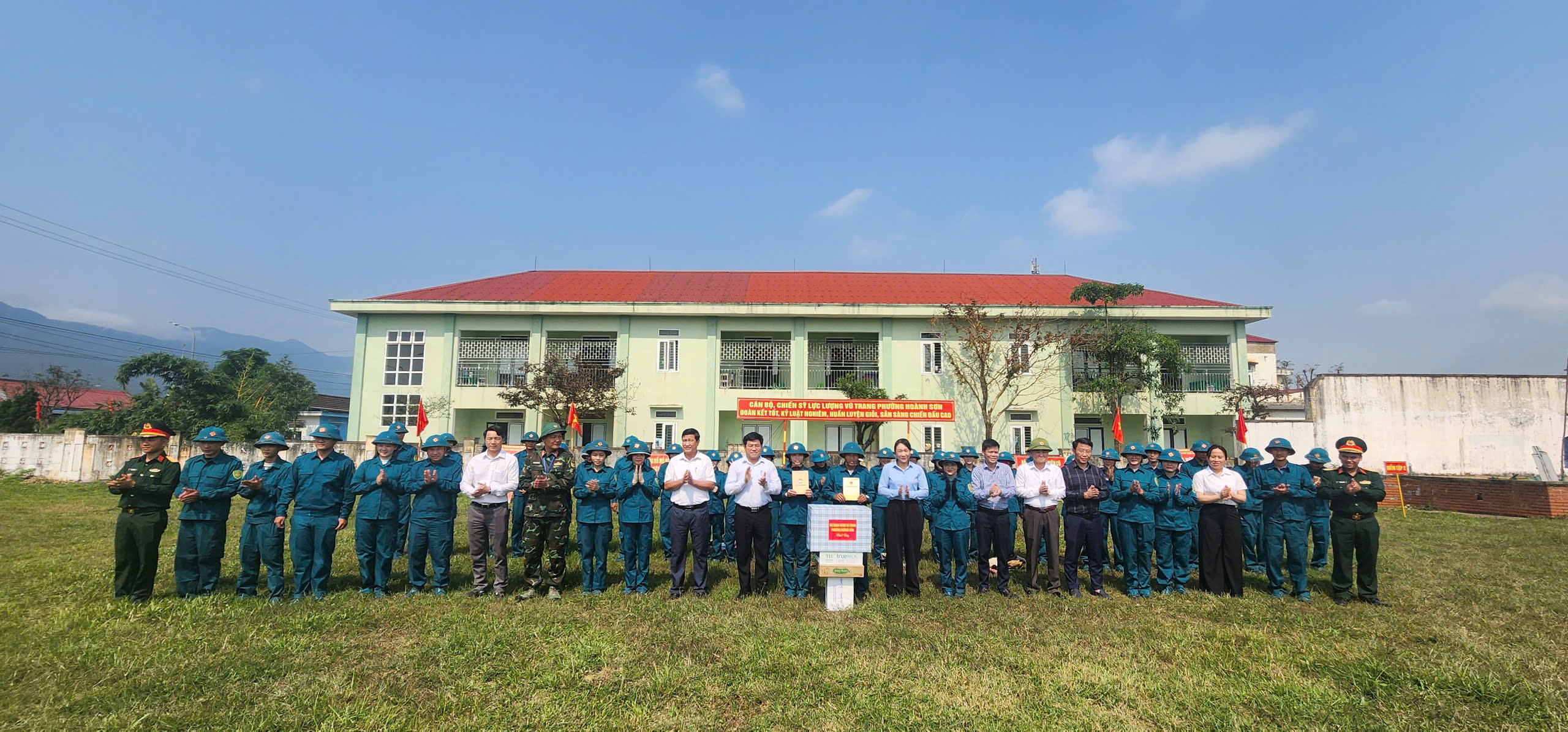 Ủy ban MTTQ phường phối hợp UBND phường thăm hỏi và tặng quà động viên lực lượng dân quân tự vệ huấn luyện năm thứ nhất năm 2026 