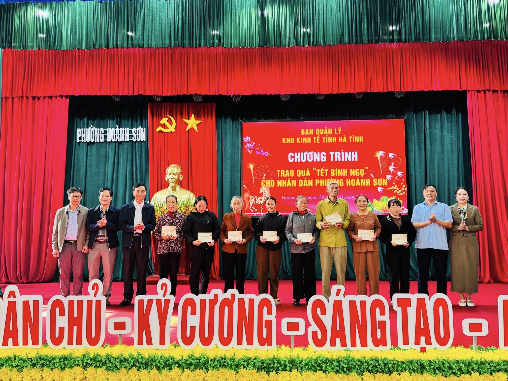 Uỷ ban MTTQ Việt Nam phường Hoành Sơn phối Ban Quản lý Khu Kinh tế tỉnh trao tặng 100 suất quà Tết Bính Ngọ tại phường Hoành Sơn