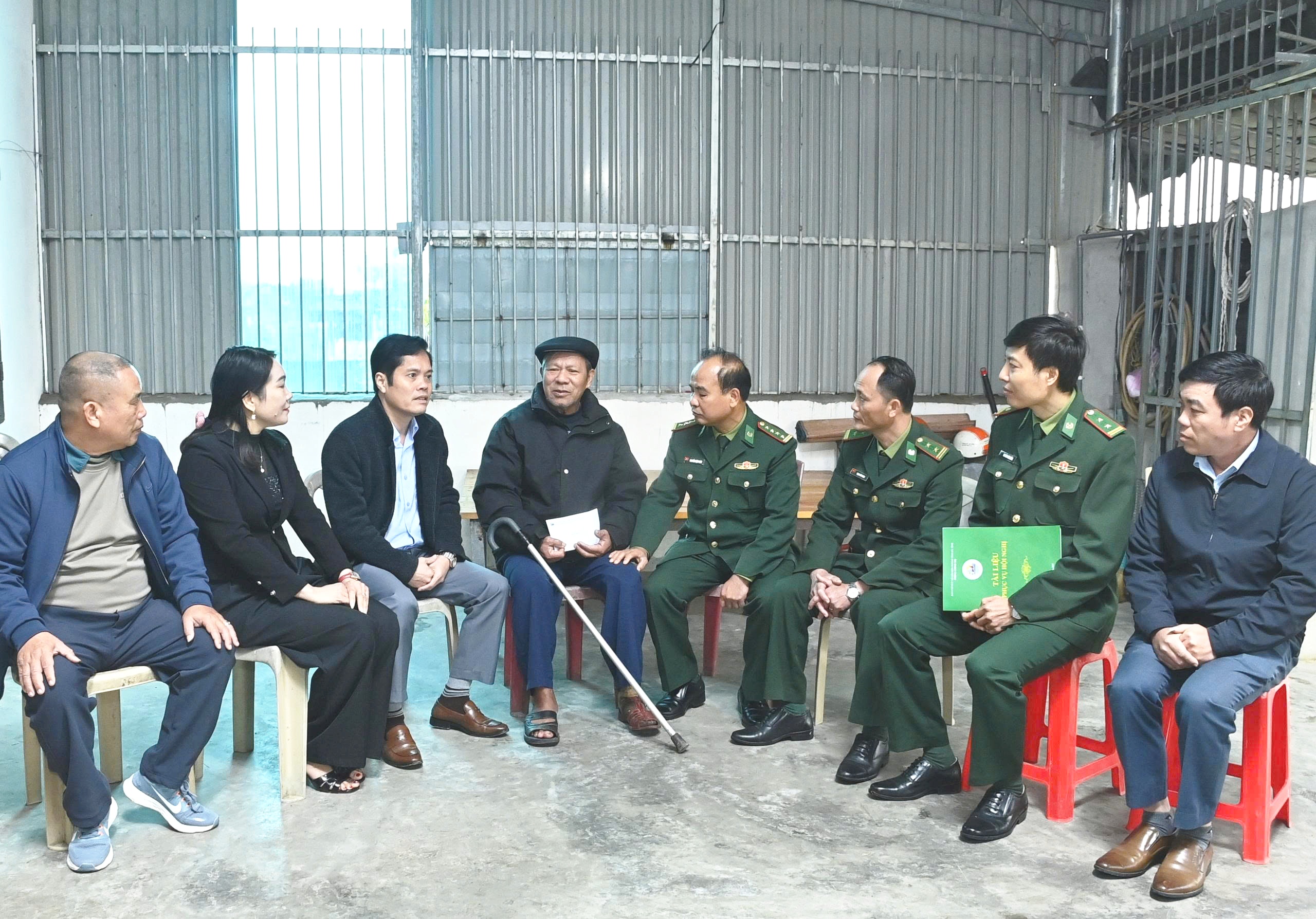 Tổ chức trao 15 suất quà cho gia đình chính sách, gia đình có hoàn cảnh khó khăn dịp tết Nguyên Đán Bính Ngọ 2026